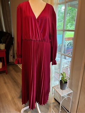 Women's V-Neck Pleated Maxi Dress in Burgundy